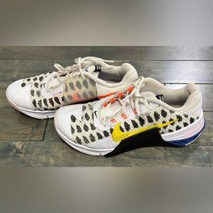 Nike Women’s Met con Size 7.5 White Yellow Black Sneaker